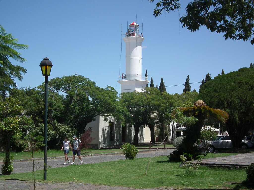 https://upload.wikimedia.org/wikipedia/commons/thumb/6/67/PlazaMayor-Colonia3.jpg/1024px-PlazaMayor-Colonia3.jpg