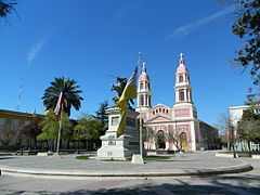 Plaza de los Héroes de Rancagua (Chile), con los edificios de la Gobernación, la Casa parroquial y la Catedral.