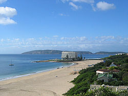 Plettenberg Bay.  Vista di Central Beach e del Beacon Island Hotel;  sullo sfondo la penisola di Robberg