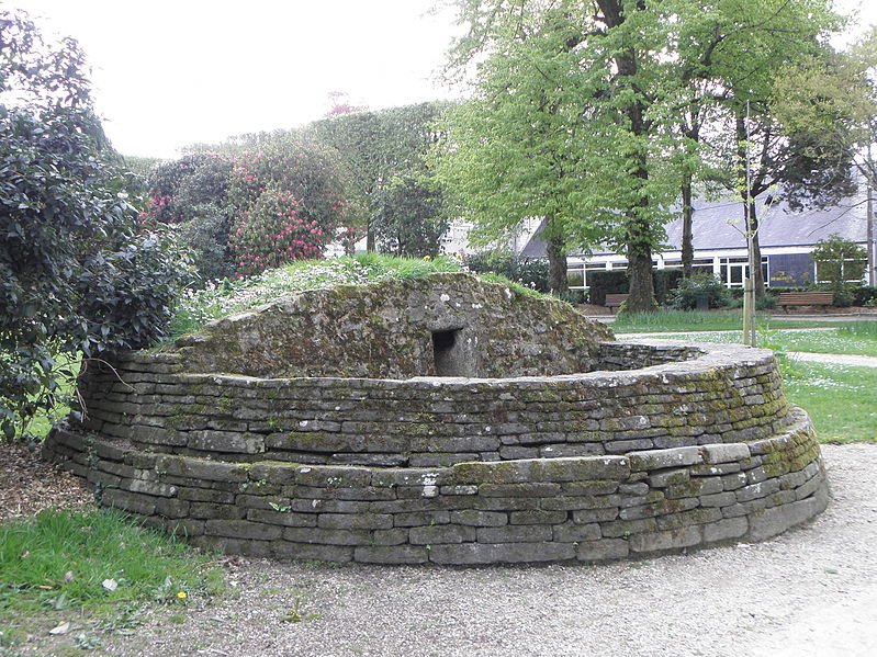 File:Pontivy (56) Tumulus de Nillizien 02.JPG