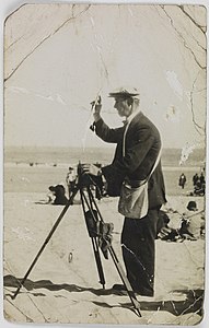 Photographe itinérant travaillant sur une plage (1920)