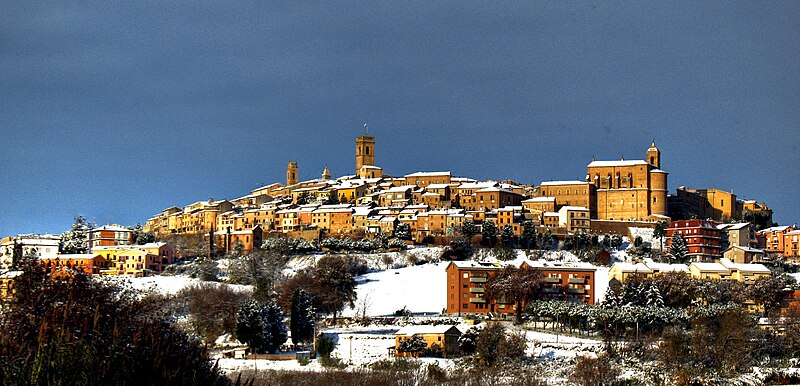 File:Potenza Picena paese neve.jpg