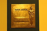 Čeština: Pamětní deska připomínající Ivana Jandla osazená ve foyer pražského divadla Gong.