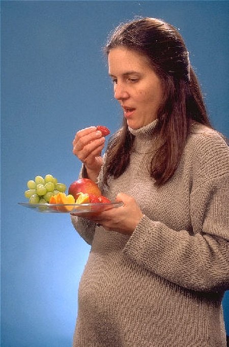Tập_tin:Pregnant_woman_eating.jpg