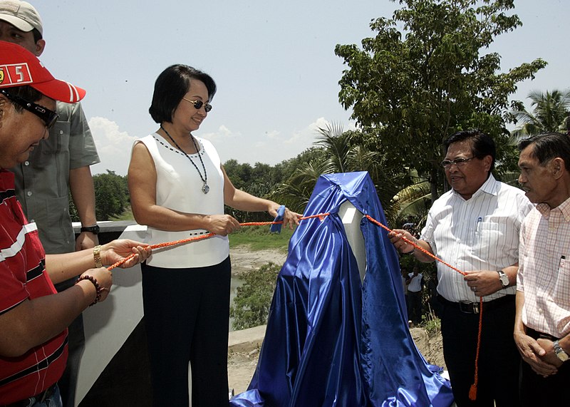 File:President Gloria Macapagal-Arroyo leads the unvieling of marker during the inauguaration of the Padada Bridge.jpg