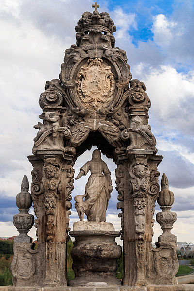 File:Puente de Toledo - Hornacina - 131019 153351.jpg