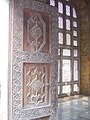 Резная деревянная дверь мавзолея Кутб ад-дина Айбака в Анаркали, Лахор, Пакистан.