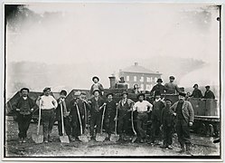 Equipe de nettoyages et de manutentions, vers 1899