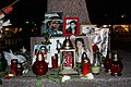 Waxinelichtjes bij foto's van Michael Jackson in Wrocław ter nagedachtenis van de popster.