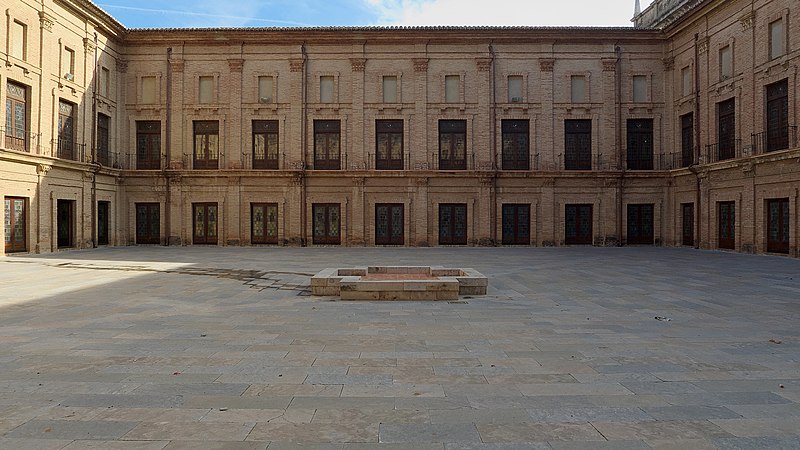 File:Real Monasterio de El Puig de Santa María. Patio.jpg