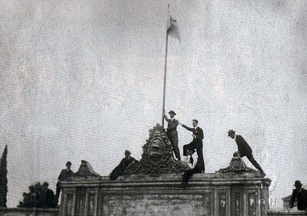 Students raise the flag of Argentina at the University of Córdoba, 1918.