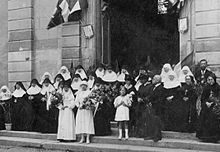 Entrega de condecoraciones a las hermanas en 1918