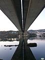 As duas faixas de rodagem vistas debaixo da ponte