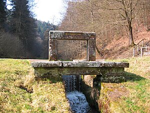 Wehr des Biedenbacher Woogs, beschriftet als Ritterstein