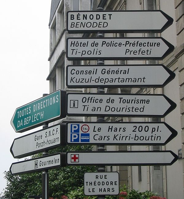 Bilingual road signs in Quimper (French on top)