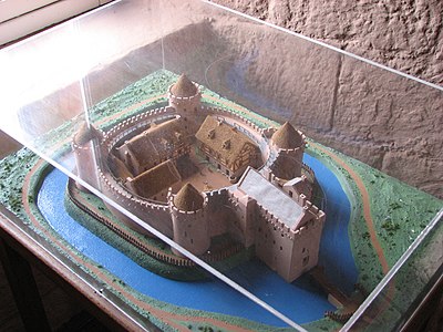 מודל של טירת רותסיי המדגים את צורתה העגולה ואת המבנים שבתוך החומה