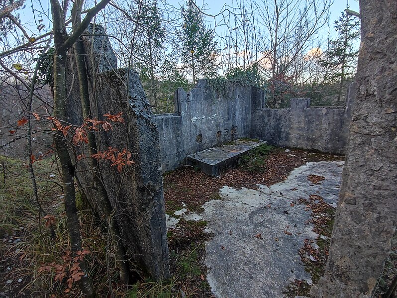 File:Ruins of Italian Alpine Wall fortification above the Unec Sinkhole 03.jpg