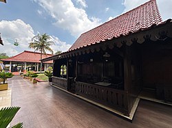 Rumah Betawi TMII.jpg