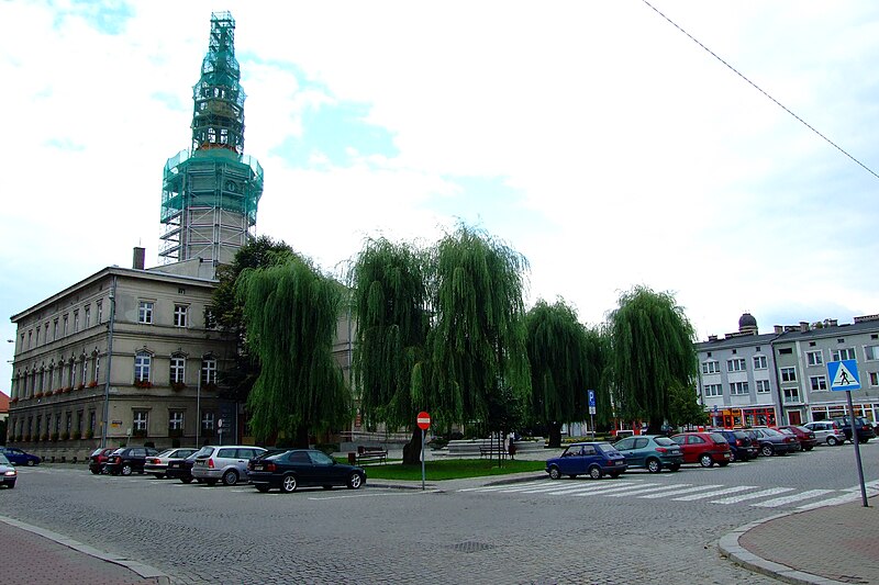 File:Rynek w Strzelcach Opolskich.JPG