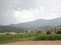 Поглед към Морани и фабриката „Фруктал“ от жп линията Скопие – Велес
