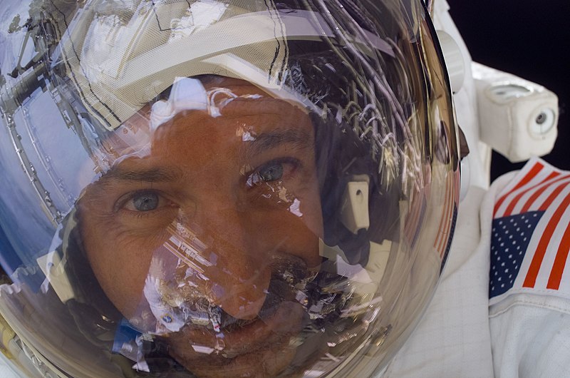 File:S115E05848 - STS-115 - Burbank during second EVA Spacewalk - DPLA - 8d65e968dacf18f07ab1b75ea3098512.jpg