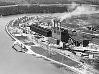 Vue aérienne de l'installation S-50 (bâtiment noir) située derrière la centrale thermique K-25 d'Oak Ridge (avec les cheminées) en 1945.