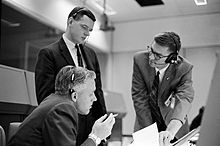Ланни (вверху слева) с Джоном Ходжем и Джонсом Роучем во время Gemini 3