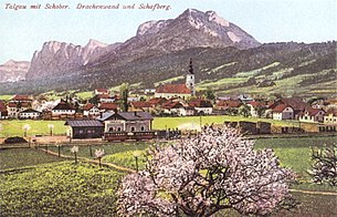 Thalgau approx. 1905, towards Schober (with the Wartenfels ruins) and Drachenwand (between the Schafberg summit), in front the Salzkammergut local railway (Ischlerbahn)