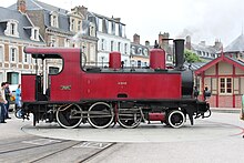 Locomotief 130 T 1 kantelde op de draaischijf van het station.