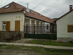 Schwabenhaus mit den hier üblichen seitlichen Dachverbreiterungen, rechts im Bild die Sommerküche. Egerszalók, Ungarn 2007