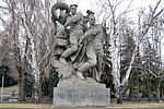 Скульптура «Два бойца, бросающих свастику и гидру»