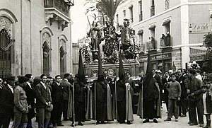Semana Santa En Sevilla: Historia, Recorrido y carrera oficial, La procesión
