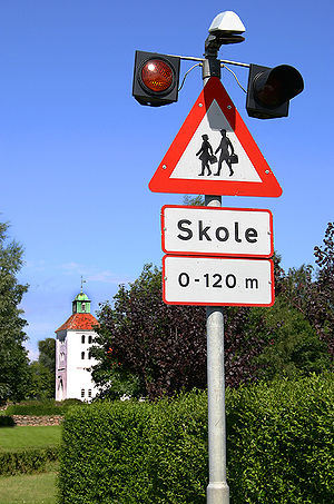 Señal de tráfico de escuela en Krogsbølle, Dinamarca