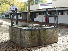 1958–1963: Sphingen, Bronzeplastiken für eine Brunnenanlage im Areal Wasgenringschulhaus in Basel. Von Bénédict Remund (1904–1993) Bildhauer und Bildender Künstler