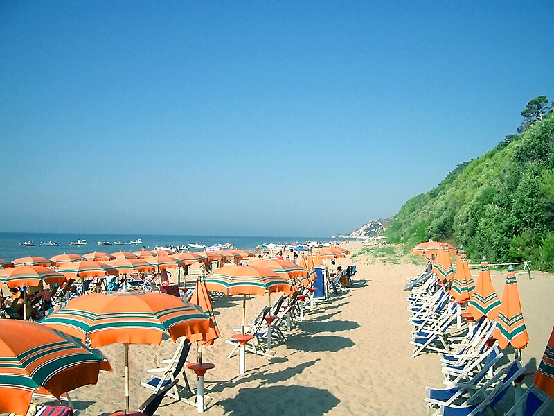 File:Spiaggia Est di San Menaio Large.jpg