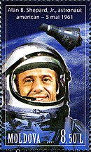 Timbre moldave montrant le visage de Shepard et la capsule Mercury sur une Terre bleutée.