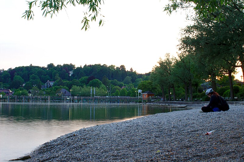 File:Starnberger See Beach.jpg