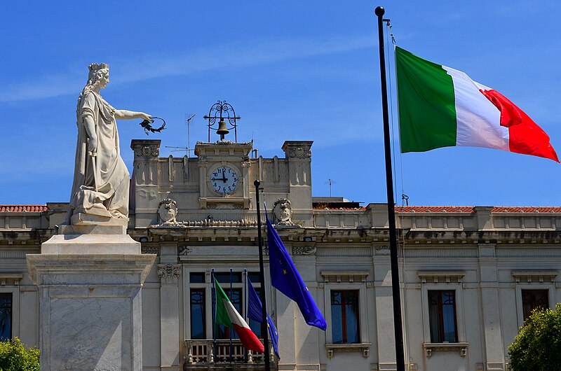 File:Statua di Piazza Italia, Reggio Calabria.jpg