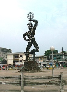 La statua di Joseph-Francis Sumegné La nouvelle Liberté, rotonda di Deïdo a Douala. Il progetto è stato realizzato nel 1996 dal centro d'arte Doual'art.