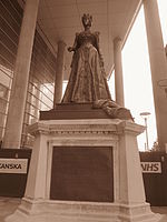 Statue of Queen Alexandra, Royal London Hospital (14518440501).jpg