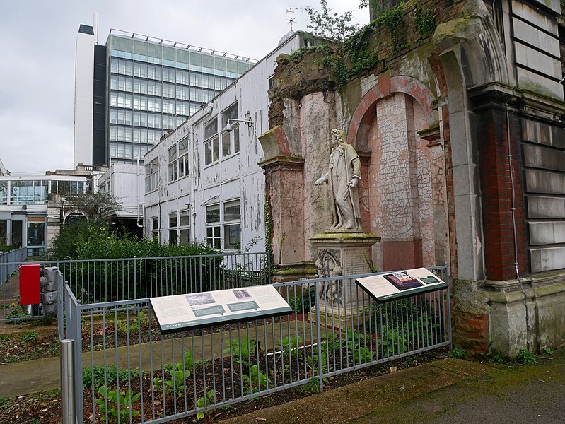 File:Statue of Robert Clayton outside Saint Thomas' Hospital (Broader Context - 01).jpg