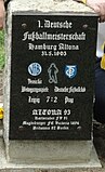 Pamětní kámen upomínající na vůbec první německé mistrovství ze sezóny 1902/03 (VfB Leipzig 7:2 DFC Prag, 31. května 1903)