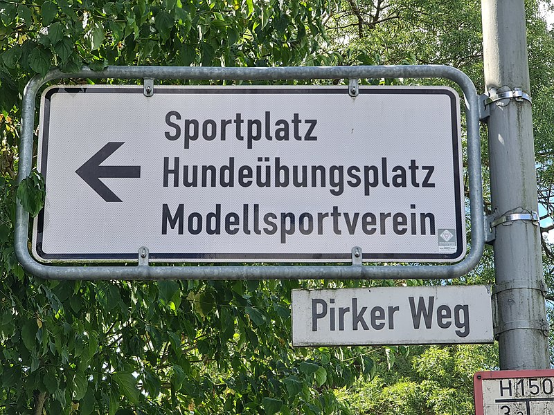 File:Straßennamensschild Pirker Weg Hof (Saale) 20220816 125511.jpg