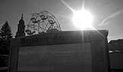 Miniatuur voor Bestand:Striezelmarkt in Dresden - Altmarkt Dresden - Image impression of a street photographer - November 2021 - Does the Bratwurst come behind the Corona 2G grid - Question mark - Image 003.jpg