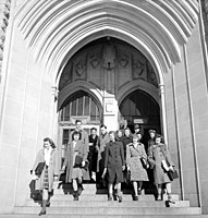 Studenti opouštějí Chemistry Building, University of Saskatchewan, Saskatoon, květen 1944