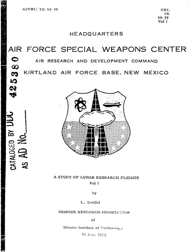 Una imatge en blanc i negre de la primera pàgina d'un document. Les paraules "Air Force Special Weapons Centre" estan impreses sobre una imatge d'un segell, mentre que el títol "A Study of Lunar Research Flights – Volume I" apareix al capdabaix de la pàgina.