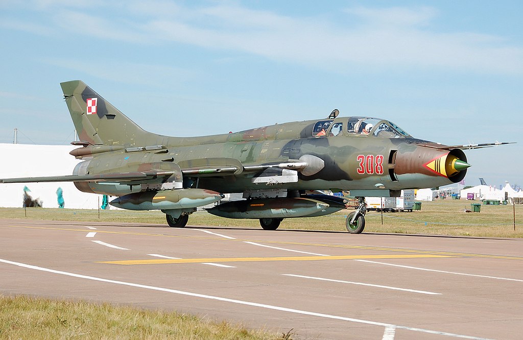  المقاتلات القاذفه Su-17/20/22 السوفييتيه 1024px-Sukhoi_Su-22UM-3K_Fitter_at_RIAT_2010_arp