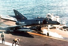 Un Super-Étendard équipé de pods de roquettes Matra à bord du Foch durant la guerre du Liban en 1983.