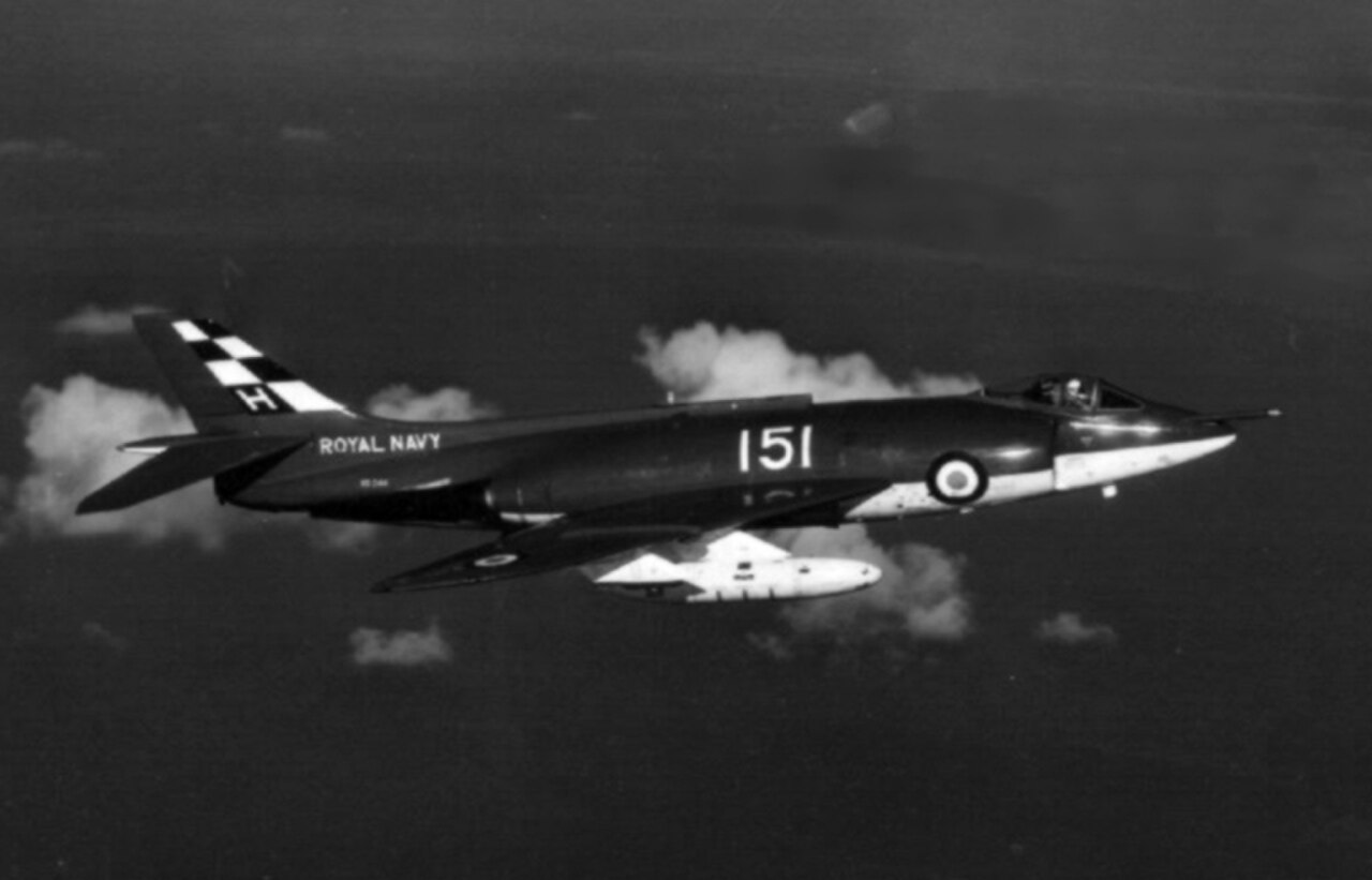 Эскадрилья википедия. Supermarine Scimitar f.1. Scimitar самолет. Hawker Seahawk. Supermarine Scimitar foto.