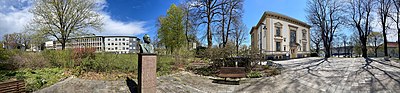 Fasaden på villaen mot nord, med Vestfold og Telemark fylkeshus ved Stoltenbergs gate i bakgrunnen og Carl E. Paulsens byste av konsul Wilh. Wilhelmsen fra 1939. Foto: Forvrengt panorama 2021